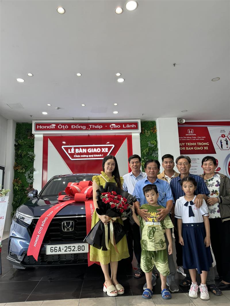 Bàn Giao Honda CR-V L Xanh 2024 Về Với Gia Đình Chị Gái Xinh Đẹp Tại Cao Lãnh